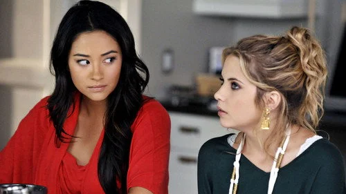 Милые обманщицы 2 сезон 16 серия — кадр
