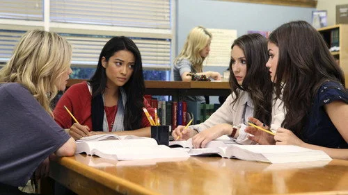 Милые обманщицы 1 сезон 9 серия — кадр